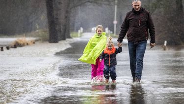 LOSSER - Rivier De Dinkel treedt buiten haar oevers en stroomt over een weg in het buitengebied tussen Losser en De Lutte. Mede door aanhoudende regenval is het waterpeil in Nederlandse rivieren fors gestegen. ANP VINCENT JANNINK