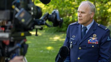 HILVERSUM - Commandant der Strijdkrachten generaal Onno Eichelsheim spreekt met journalisten naar aanleiding van natuurbranden op militaire oefenterreinen. De branden bij de Oirschotse Heide en 't Harde zouden zijn ontstaan tijdens militaire oefeningen. LAURENS NIEZEN / ANP