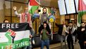 SCHIPHOL - Gaza-activisten Osman Tastan en Anas Mohamad worden verwelkomd op luchthaven Schiphol. De twee Nederlandse deelnemers aan de burgervloot Global Sumud Flotilla met hulpgoederen voor Gaza waren samen met circa 175 opvarenden onderschept voor de kust van Kreta. Tastan zou zwaar zijn mishandeld door het Israëlische leger. RAMON VAN FLYMEN / ANP