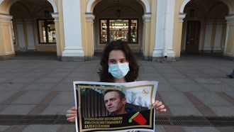 foto van een meisje dat protesteert voor Navalny
