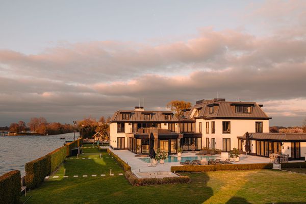 Binnenkijken in de Nederlandse villa van Drake: 15 miljoen euro, privéstrand en twee zwembaden