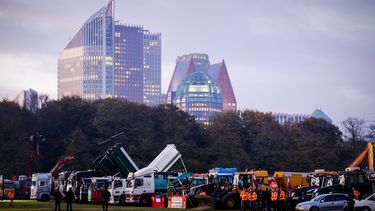 Bouwers en hun voertuigen op Malieveld voor het bouwersprotest Grond in Verzet. 