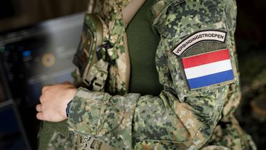 STROE - Een militair van het 102 EOV-compagnie van de Landmacht tijdens de presentatie van het 101 CEMA-bataljon, dat vooral digitale dreigingen moet aanpakken. Daarbij is het de bedoeling om communicatie van tegenstanders te beïnvloeden, zodat de Nederlandse troepen beter beschermd zijn. ANP SEM VAN DER WAL