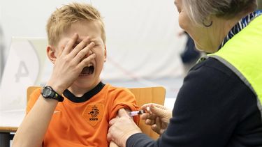 MEDEMBLIK - Mensen worden gevaccineerd tegen de HPV op een vaccinatielocatie van de GGD. De GGD GHOR Nederland wil de vaccinatiegraad verhogen naar aanleiding van de uitbraak van de mazelen in Eindhoven. ANP SANDER KONING