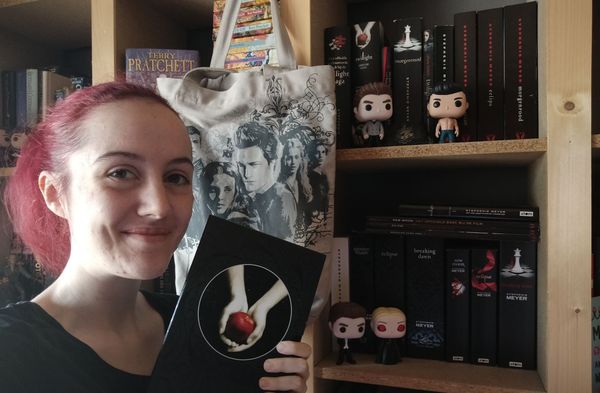 Kyria met haar verzameling Twilight-boeken.