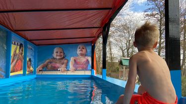 Een foto van de voor zwemles omgebouwde zeecontainer