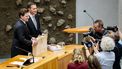 DEN HAAG - Minister Eelco Heinen (VVD, Financien) biedt Tweede Kamervoorzitter Thom van Campen de miljoenennota aan op Prinsjesdag in de Tweede Kamer. Op de derde dinsdag in september begint het nieuwe werkjaar van de regering. REMKO DE WAAL / ANP