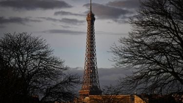 This photograph taken on November 29, 2023 shows the Eiffel tower in central Paris. 
MIGUEL MEDINA / AFP
