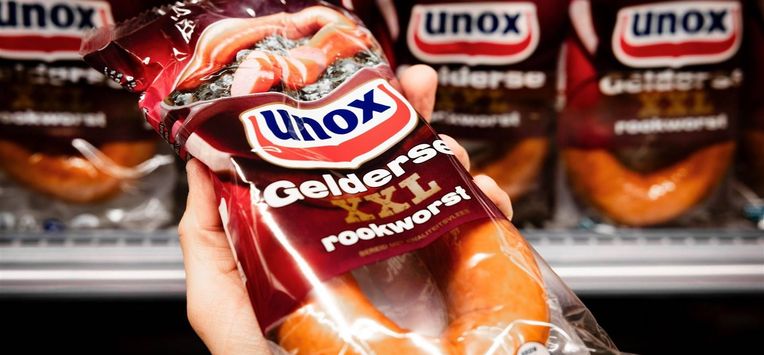 's-Gravendeel - Rookworsten van Unox in de schappen van een supermarkt. ANP JEFFREY GROENEWEG