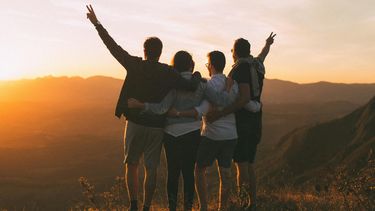 Waarom volwassenen massaal naar zomerkamp gaan