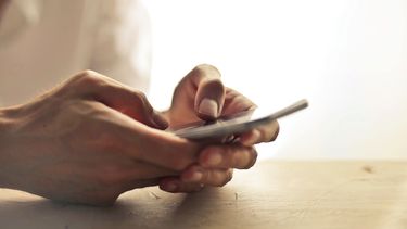 Wil je van je telefoonverslaving af? Je telefoon op zwart-wit zetten kan daarbij helpen