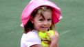 Op deze foto zie je Madeleine McCann met een roze mutsje op, ze houdt tennisballen vast.