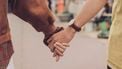 Of je er nu van houdt of niet, 'public displays of affection' zijn volgens onderzoekers hét geheim van een gelukkig huwelijk