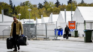 De laatste vluchtelingen verlaten tentenkamp Heumensoord.
