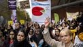 ROTTERDAM - Gedupeerde ouders van de toeslagenaffaire lopen mee in de Mars met de Moeders. Met de mars willen de ouders aandacht vragen voor het toeslagenschandaal, waar nog geen oplossing voor gevonden is. ANP RAMON VAN FLYMEN