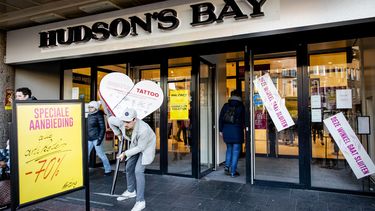 Lege schappen Hudson's Bay zorgen voor dichte filialen