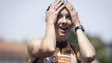 epa11477235 Femke Bol of Netherlands reacts after setting a new European record in the 400 metres hurdles Women during the 44th edition of Resisprint International, at the Stade de la Charriere, in La Chaux-de-Fonds, Switzerland, 14 July 2024. EPA/ANTHONY ANEX De Olympische Spelen 2024 voor dummies: op wie moet je letten?