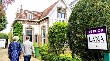 TIEL - Kijkers tijdens de landelijke Open Huizen Dag van de NVM. Woningzoekers kunnen op deze dag zonder afspraak deelnemende woningen die te koop staan bezichtigen. ANP IRIS VAN DEN BROEK