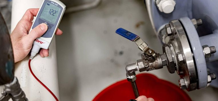 UTRECHT - Een medewerker van drinkwaterbedrijf Vitens neemt bij de reinwaterkelder in Kanaleneiland een watermonster af. In de regio Utrecht geldt sinds enige dagen een advies om het drinkwater te koken, nadat de bacterie enterokokken in het drinkwater was ontdekt. ANP RAMON VAN FLYMEN