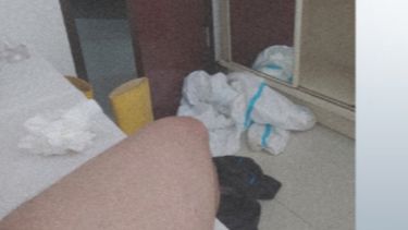 Foto ini menunjukkan pakaian pelindung perawat