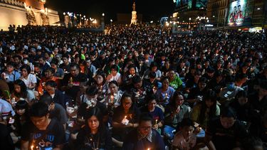 Duizenden mensen herdenken slachtoffers massamoord Thailand