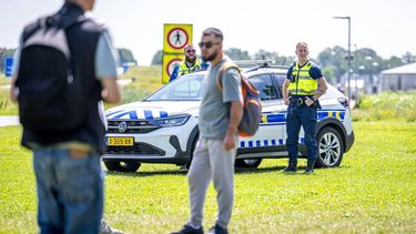 TER APEL -  Het Rode Kruis stopt met de hulpverlening op het voorterrein van het aanmeldcentrum in Ter Apel. Volgens de hulporganisatie kan dat voor zowel de hulpverleners als hulpvragers niet langer veilig. MARCEL J. DE JONG / ANP