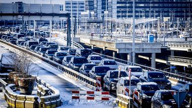 SCHIPHOL - File op luchthaven Schiphol. Op het vliegveld zijn opnieuw honderden vluchten geannuleerd vanwege de sneeuwval. ROBIN UTRECHT / ANP