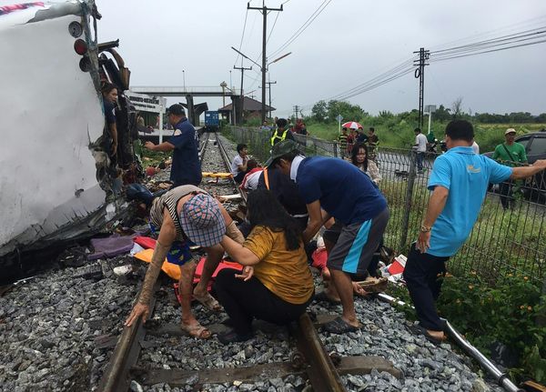 Een foto van mensen op het spoor bij het ongeval in Thailand