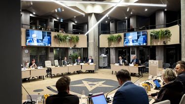 HAAKSBERGEN - Een overzicht van de raadszaal tijdens een vergadering van de gemeenteraad over de uitkomsten van het referendum. Inwoners konden zich in het referendum uitspreken over de wijze waarop 129 asielzoekers worden opgevangen in de gemeente. Volgens de uitslag hebben Haaksbergenaren gekozen voor de opvang van asielzoekers op een centrale locatie in een drukkere omgeving. SEM VAN DER WAL / ANP