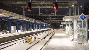 ASSEN - Leeg en besneeuwd station in Assen. Enkele treinen rijden volgens dienstregeling. Er geldt code oranje in Friesland, Groningen en Drenthe en de Waddeneilanden om sneeuw en harde wind. Door de harde wind wordt sneeuw weggeblazen en kunnen sneeuwbanken ontstaan. WOUTER DE WILDE / ANP