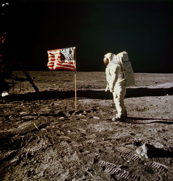 Een foto van Neil Armstrong op de maan