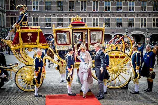 Op deze foto zie je Koning Willem Alexander en koningin Maxima in de Glazen Koets die aankomen op het Binnenhof voor het voorlezen van de troonrede in de Ridderzaal.