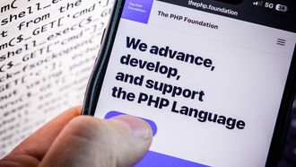 ILLUSTRATIEF - De website van The PHP Foundation. Er zijn kwetsbaarheden geconstateerd in de programmeertaal PHP, waardoor kwaadwillenden mogelijk controle kunnen krijgen over servers. Wereldwijd draait circa 70 procent van de websites op PHP of toepassingen daarvan. ROB ENGELAAR