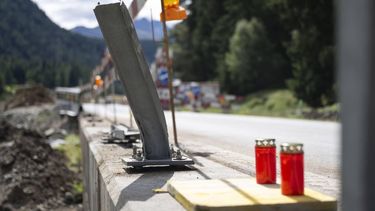 epa13231335 Candles were placed at the scene of an accident involving a Dutch travel coach in Susch, Canton of Grisons, Switzerland, 11 September 2026. Five people died and several others were injured in a tour bus crashed on the road between Susch and Zernez in the Engadin Valley on 10 September, according to a statement released by the Grisons cantonal police.  EPA/MICHAEL SCHMID