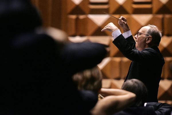Een foto van Ennio Morricone die dirigeert