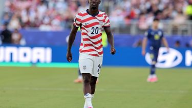 epa13079256 Folarin Balogun of USA leaves the pitch after receiving a red card during the FIFA World Cup 2026 Round of 32 match USA against Bosnia and Herzegovina, in San Francisco, Califronia, USA, 01 July 2026.  EPA/BENJAMIN FANJOY