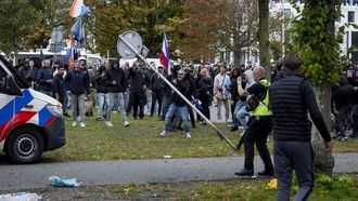 DEN HAAG - Een verkeersbord vliegt door de lucht tijdens een protest onder de noemer 'Wij Zijn Het Volk' op het Malieveld. LINA SELG / ANP