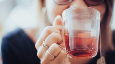 thee uit een glas drinken gevaarlijk