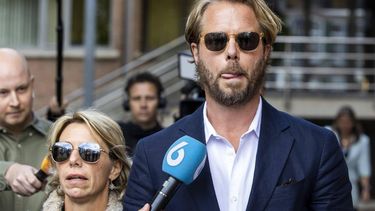 ASSEN - Thijs Romer verlaat samen met zijn advocate Wikke Monster (L) de rechtbank. De acteur wordt beschuldigd van drie onlinezedendelicten. Het gaat om delicten met drie meisjes die ten tijde van de gebeurtenissen 14 tot en met 16 jaar oud waren. ANP VINCENT JANNINK