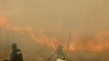 epa13140157 Firefighting operations are underway during a wildfire in Fermoselle, Zamora, Spain, 29 July 2026. The blaze, which broke out within Arribes del Duero Natural Park, has reached the outskirts of three towns, prompting a lockdown in Fermoselle, evacuations in seven other localities and the evacuation of a nursing home in Muga de Sayago.  EPA/MARIAM A. MONTESINOS