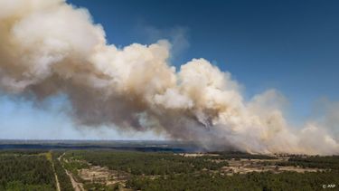 'T HARDE - Luchtfoto van een grote natuurbrand op het militaire oefenterrein bij 't Harde. De brand brak uit op een militair oefenterrein op de Veluwe en breidde zich snel uit. BRAM VAN DE BIEZEN / ANP