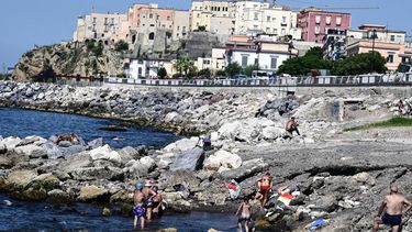 epa11485006 People enjoy the seaside despite a 3.6 magnitude earthquake, in Pozzuoli, Italy, 18 July 2024. A 3.6 magnitude earthquake with epicenter in Campi Flegrei was recorded in Naples on the morning of 18 July. The seismic swarm no longer scares the residents of the city Pozzuoli who, following this morning's shock, took to the streets to go to the beach.  EPA/CIRO FUSCO