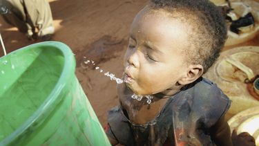 Kindje drink water in Kenia | GettyImages 