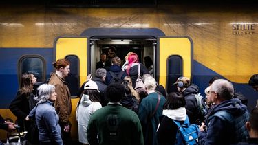 SCHIPHOL - Treinreizigers op luchthaven Schiphol. Door een wisselstoring lag het treinverkeer rond Schiphol vrijwel helemaal plat. De storing deed zich voor bij vier wissels die cruciaal zijn voor de bereikbaarheid van Schiphol. ANP RAMON VAN FLYMEN