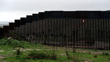 Trumps grensmuur deels omgewaaid