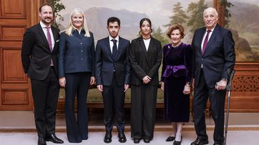 epa11020922 King Harald of Norway (R), Queen Sonja (2-R), Crown Prince Haakon (L) and Princess Mette-Marit (2-L) receive the family of this year's winner of the Nobel Peace Prize 2023, Narges Mohammadi from Iran, Ali (C-L) and Kiana (C-R) Rahmani, in an audience at the Palace before the awarding of the Nobel Peace Prize, in Oslo, Norway, 10 December 2023. Iranian human rights activist and Nobel Peace Prize 2023 winner, Narges Mohammadi, is imprisoned and is therefore represented by her children Ali and Kiana Rahmani and husband Taghi Rahmani. Mohammadi receives the peace prize for her fight against the oppression of women in Iran and the fight for human rights and freedom for all.  EPA/HANNA JOHRE  NORWAY OUT