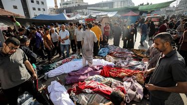 2023-11-08 08:33:03 People inspect the bodies of victims who were killed in Israeli bombardment as they lie outside Al-Shifa hospital in Gaza City on November 8, 2023, amid ongoing battles between Israel and the Palestinian Hamas movement. 
Dawood NEMER / AFP