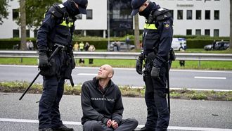 ZEVENAAR - Klimaatactivisten van Extinction Rebellion tijdens een blokkade van de snelweg A12. De activisten willen dat het kabinet stopt met 'subsidiëring van fossiele brandstoffen'. JOSH WALET / ANP