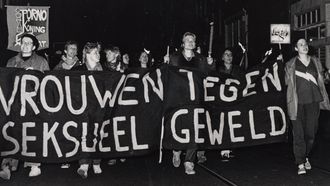 Door-Vrouwenogen-afl-1-Heksennacht-en-fakkeloptocht-in-1983-tegen-seksueel-geweld