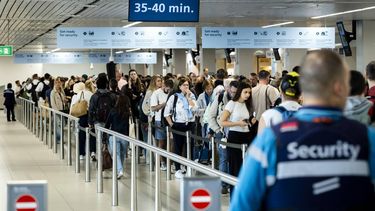 SCHIPHOL - Reizigers in de rij tijdens een werkonderbreking van beveiligers op de luchthaven Schiphol. In totaal leggen beveiligers over twee dagen het werk acht keer een kwartier neer. REMKO DE WAAL / ANP
